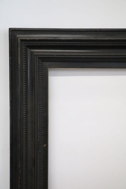 null Important cadre en bois teinté noir à profil creux dans le style du XVIIème...