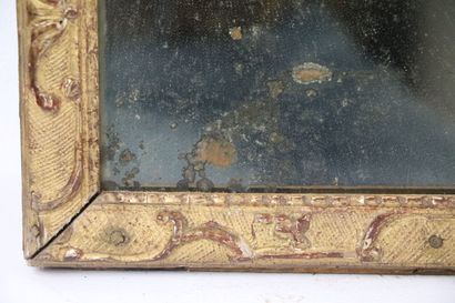null Miroir au mercure, la baguette en bois doré à la Bérain.

XVIIIème siècle. 

H_59...