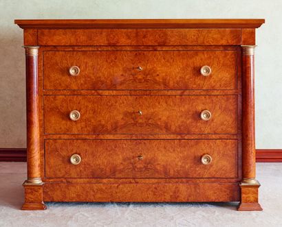 null Burl veneer and gilt bronze chest of drawers

Italian Empire style

Four drawers

H_90...