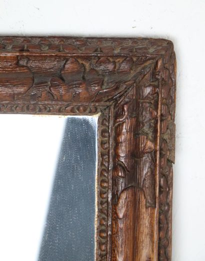 null Miroir en bois sculpté de feuilles d'acanthe et de rais de perles.

XVIIIème...
