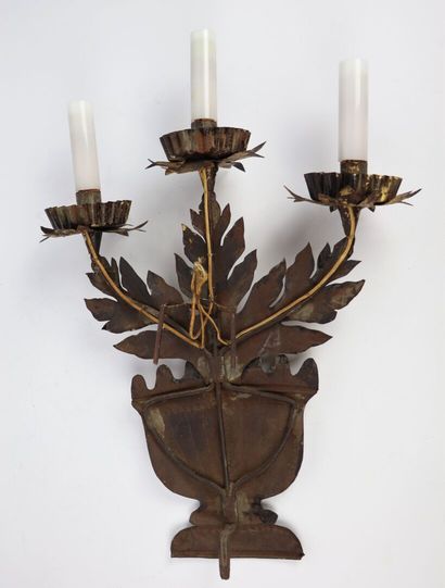 null Paire d'appliques anciennes en tôle dorée à décor de vase et feuilles.

XIXème...