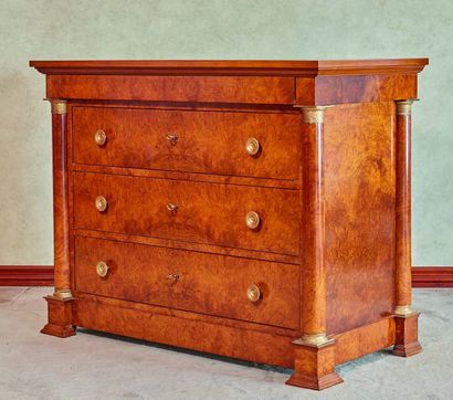 null Burl veneer and gilt bronze chest of drawers

Italian Empire style

Four drawers

H_90...