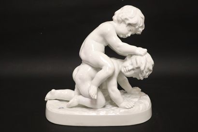 null René Charles MASSÉ (1855-1913), d'après.

A califourchon.

Groupe en porcelaine...