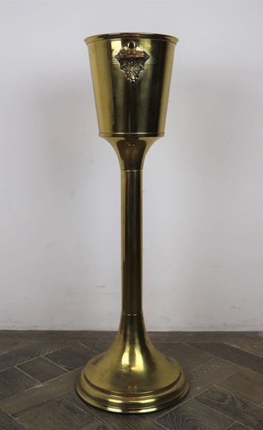 null Seau à champagne sur pied, en laiton.

Vers 1920-1930.

H_77,5 cm D_20 cm