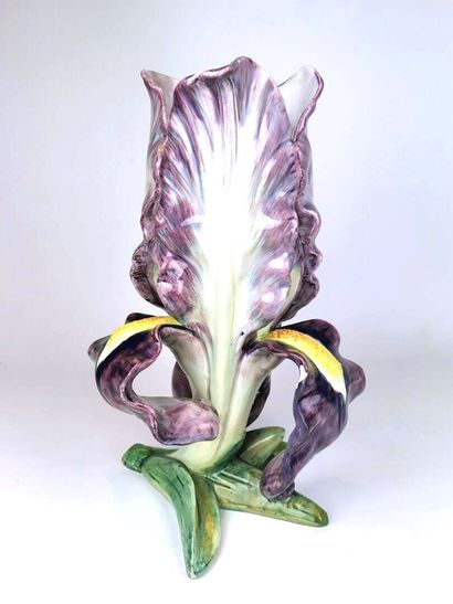 null MASSIER, attribué à. 

Vase en barbotine émaillé polychrome à décor d'iris....