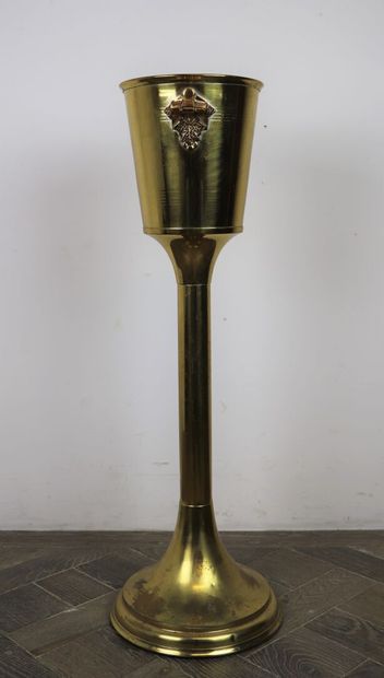 null Seau à champagne sur pied, en laiton.

Vers 1920-1930.

H_77,5 cm D_20 cm