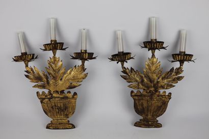 null Paire d'appliques anciennes en tôle dorée à décor de vase et feuilles.

XIXème...