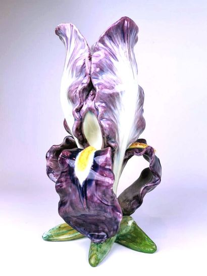 null MASSIER, attribué à. 

Vase en barbotine émaillé polychrome à décor d'iris....