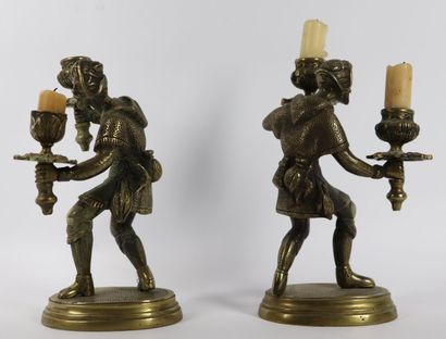 null Paire de candélabres en bronze figurant deux troubadours. 

XIXème siècle.

H_22.3...