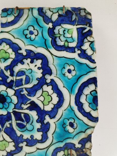null IRAN, Qajar,

Fragment de carreau émaillé à décor floral en camaïeu de bleu,...