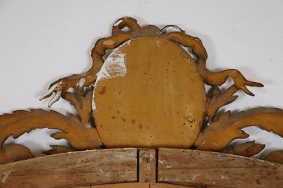 null Important miroir en bois sculpté et doré à décor sommital d'un médaillon à profil...