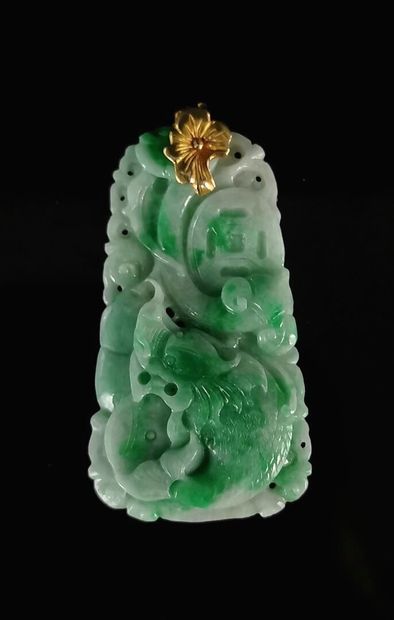 null CHINE.

Pendentif en jade figurant un dragon et des oiseaux au revers, l'attache...