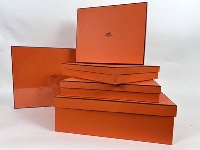 null HERMÈS Paris.

Cinq boîtes en carton orangé, différents formats, dont l'une...