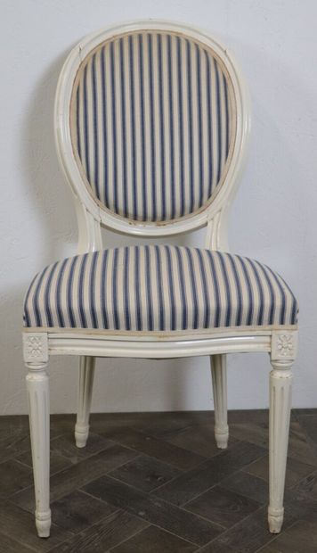 null Suite de six chaises en bois mouluré et sculpté laqué blanc, à dossier médaillon....