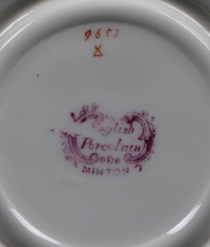 null Réunion de porcelaines de Minton comprenant :

- huit tasses et leurs sous-tasses,...