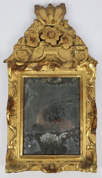 null Miroir en bois sculpté et doré, à fronton rapporté à décor de fleurs.

XVIIIème...