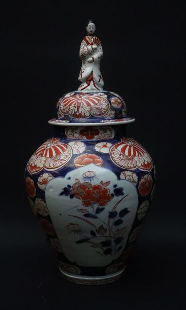 null JAPON.

Vase couvert en porcelaine à décor Imari, la prise formée d'une femme...