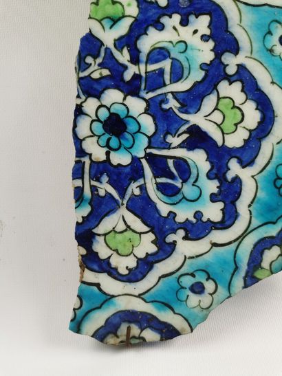 null IRAN, Qajar,

Fragment de carreau émaillé à décor floral en camaïeu de bleu,...