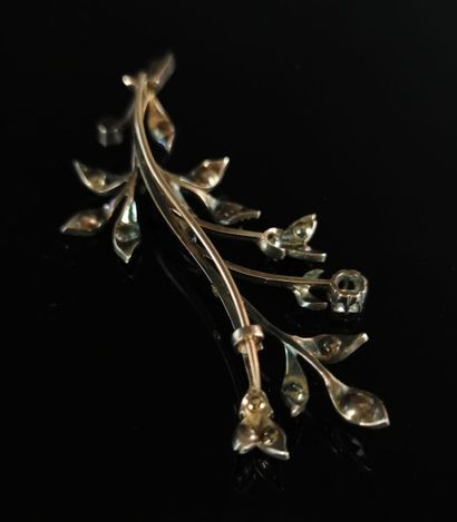 null Broche en or et argent figurant une feuille ornée de diamants.

H_7,8 cm

Poids...