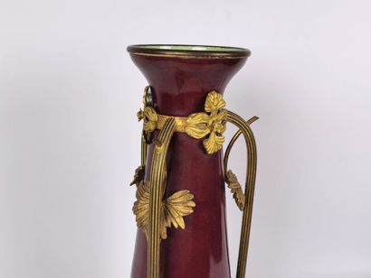 null Paire de vases en porcelaine émaillée bordeaux, dans une monture en bronze doré.

Epoque...