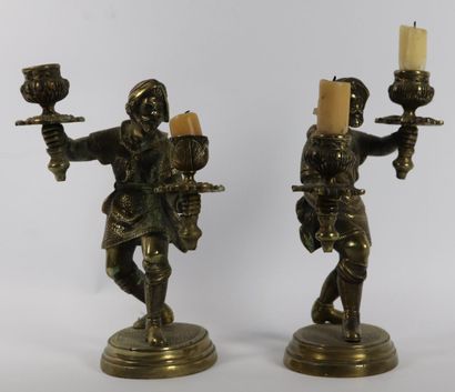 null Paire de candélabres en bronze figurant deux troubadours. 

XIXème siècle.

H_22.3...