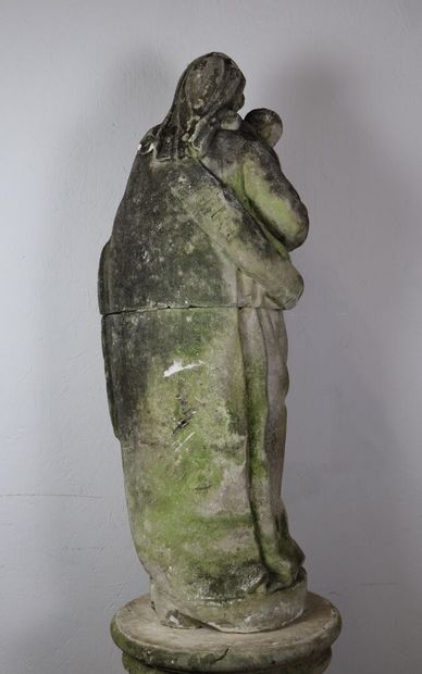 null Vierge à l'enfant en pierre sculptée , sur une colonne formant piédestal. 

XIXème...