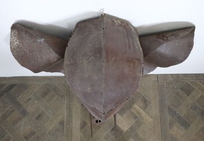 null Elephant head made of welded metal plates.

H_140 cm W_130 cm D_65 cm.