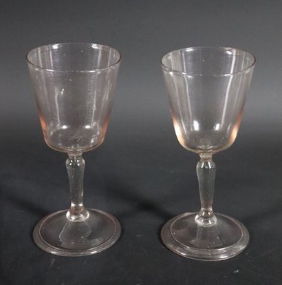 null Paire de verres à jambe en verre translucide incolore soufflé.

XVIIIème siècle.

H_15,5...