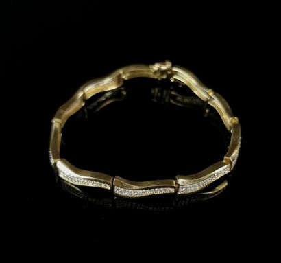 null Bracelet articulé en or jaune et pavages de diamants.

L_18,4 cm.

Poids brut...