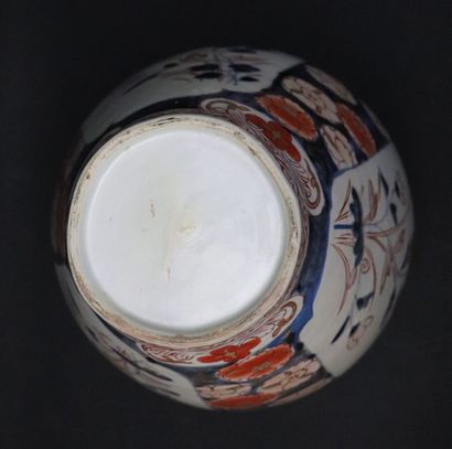 null JAPON.

Vase couvert en porcelaine à décor Imari, la prise formée d'une femme...