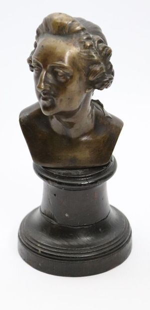 null Buste en bronze figurant Louis XVI.

Reposant sur un socle en bois tourné.

XIXème...