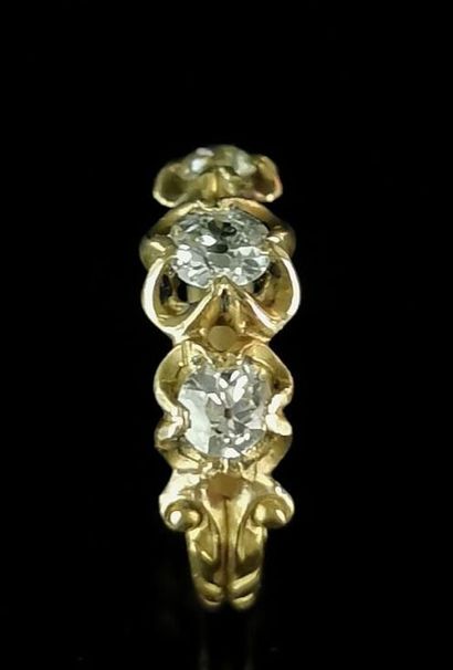 null Bague en or jaune ornée de trois diamants pour un total de 0,7 carats environ.

Tour...