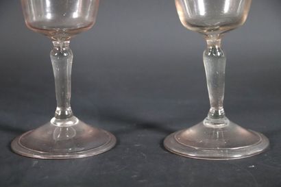 null Paire de verres à jambe en verre translucide incolore soufflé.

XVIIIème siècle.

H_15,5...