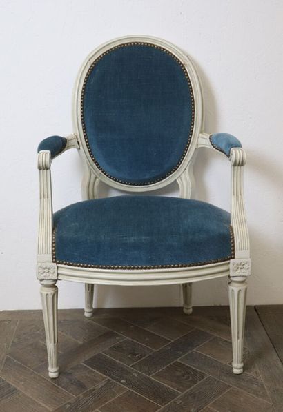 null Fauteuil cabriolet en bois mouluré et sculpté laqué blanc. 

Le dossier médaillon,...