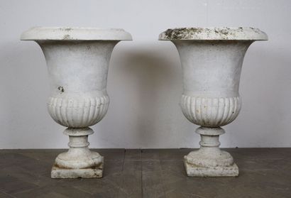 null Pair of white lacquered cast iron vases of Medici form.

H_57,5 cm D_43 cm.