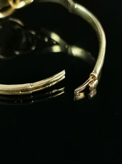 null Bracelet semi-rigide en or jaune retenant un médaillon central émaillé et orné...