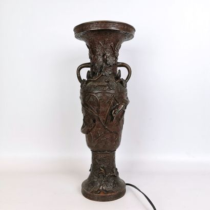 null JAPON, période Meiji (1868-1912).

Vase en bonze à patine brune à décor de poissons,...