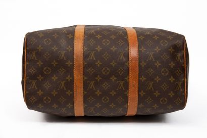 null Louis VUITTON, Paris.

Small travel bag in monogram canvas and brown leather...