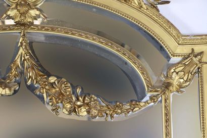 null Important miroir en bois sculpté et doré à décor sommital d'un médaillon à profil...