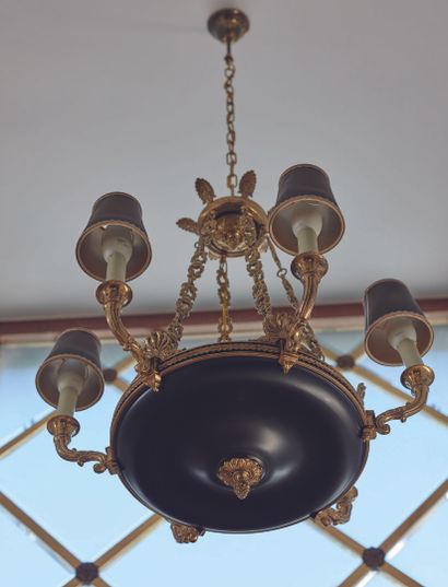 null Six-light bronze and patinated metal chandelier

Restoration style

H_60 cm,...