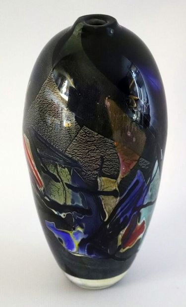 null Patrick LEPAGE (1949-2015).

Vase en verre à inclusions multicolores, signé...
