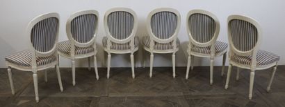 null Suite de six chaises en bois mouluré et sculpté laqué blanc, à dossier médaillon....