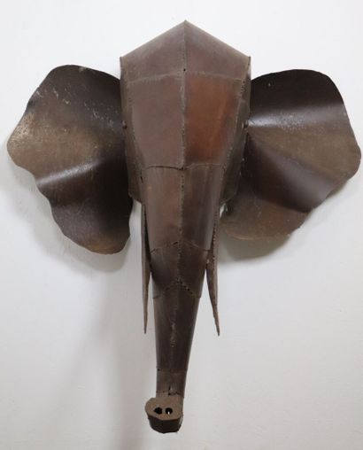 null Elephant head made of welded metal plates.

H_140 cm W_130 cm D_65 cm.