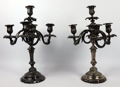 null Paire de candélabres à cinq feux en bronze argenté.

XIXème siècle.

H_41 c...