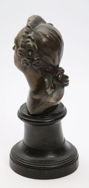 null Bronze bust of Louis XVI.

Resting on a turned wooden base.

19th century.

H_19,8...