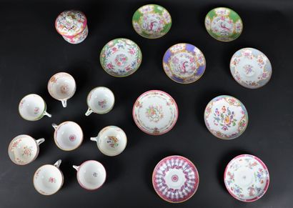 null Réunion de porcelaines de Minton comprenant :

- huit tasses et leurs sous-tasses,...