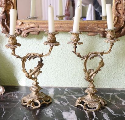 null Paire de candélabres à deux bras de lumière en bronze doré.

Style Louis XV,...