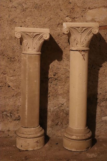 null Paire de colonnes à chapiteaux corinthiens en plâtre.

H_83 cm.

On y joint...