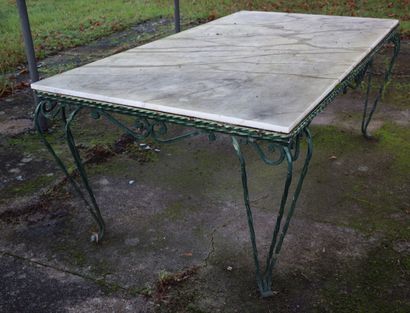 null Importante table en fer forgé laqué vert et plateau de marbre blanc veiné.

H_76...