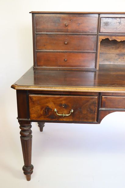 null Important desk in stained walnut, molded and carved.

19th century.

H_126 cm...